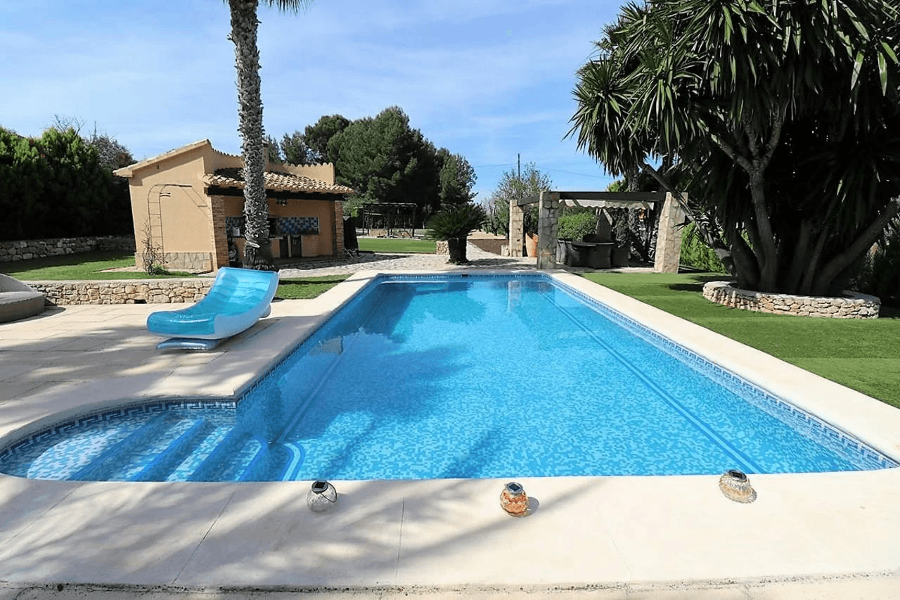 Beautiful country-style chalet with large plot for sale in La Sella Golf Resort, Pedreguer, Costa Blanca.