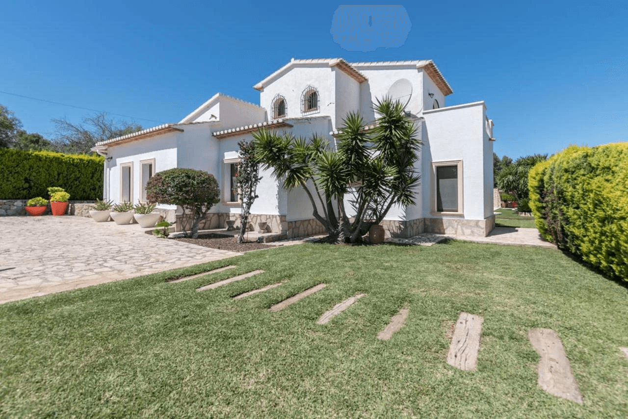 Beautiful country-style chalet with large plot for sale in La Sella Golf Resort, Pedreguer, Costa Blanca.