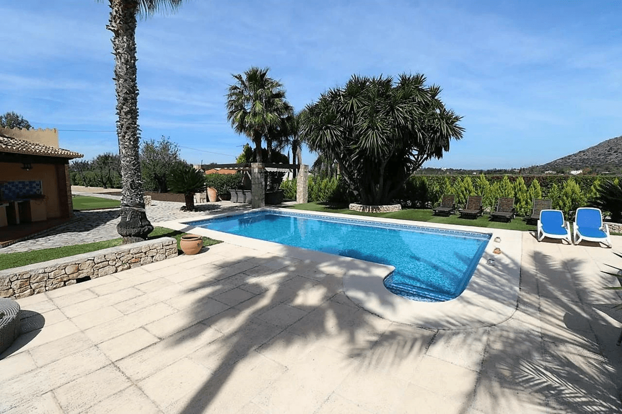 Beautiful country-style chalet with large plot for sale in La Sella Golf Resort, Pedreguer, Costa Blanca.