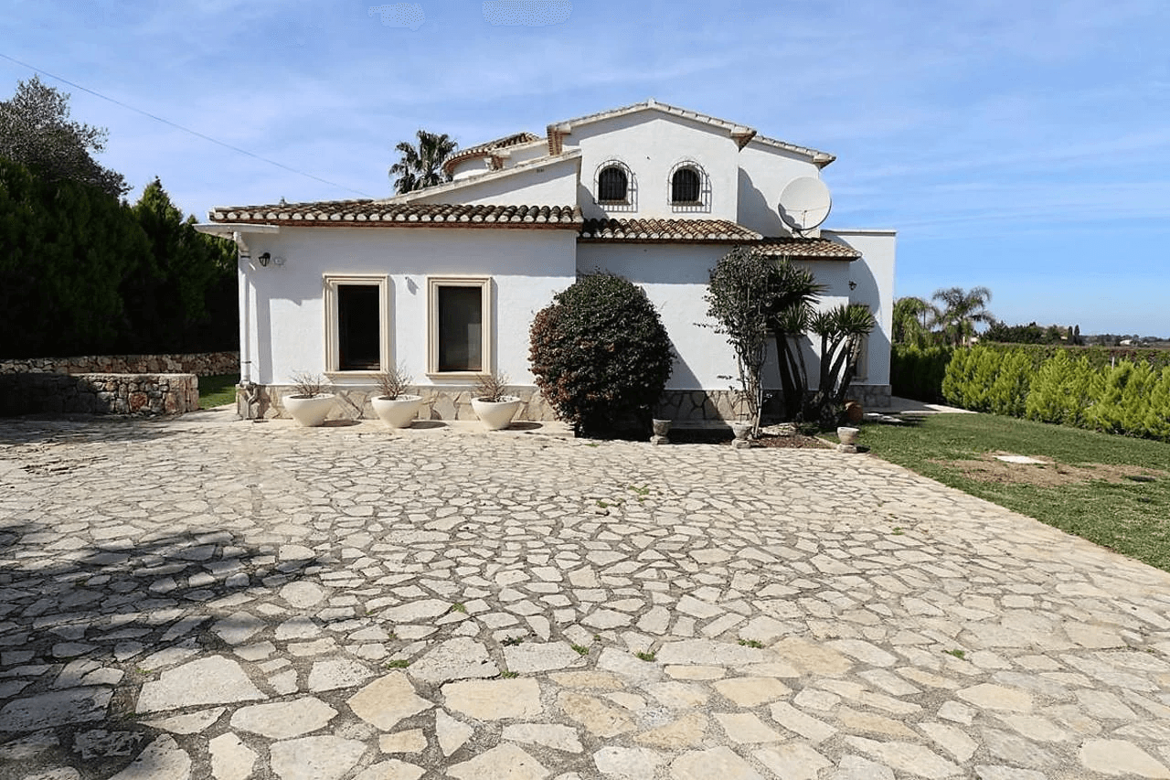 Beautiful country-style chalet with large plot for sale in La Sella Golf Resort, Pedreguer, Costa Blanca.