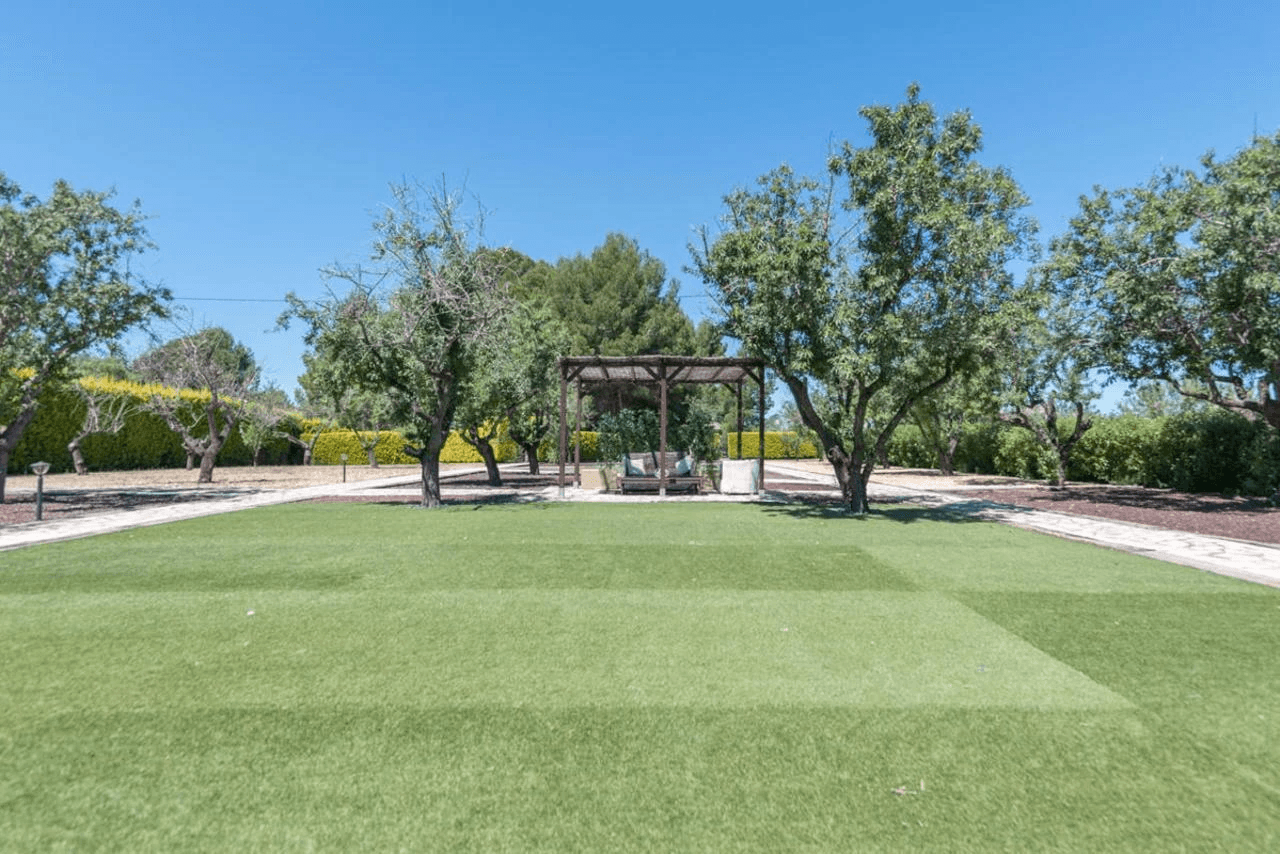 Beautiful country-style chalet with large plot for sale in La Sella Golf Resort, Pedreguer, Costa Blanca.