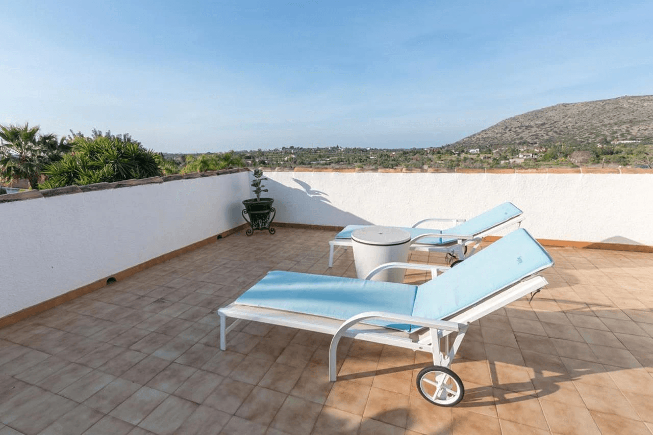 Beautiful country-style chalet with large plot for sale in La Sella Golf Resort, Pedreguer, Costa Blanca.