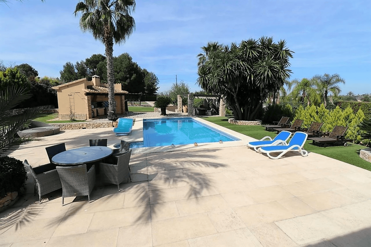 Beautiful country-style chalet with large plot for sale in La Sella Golf Resort, Pedreguer, Costa Blanca.