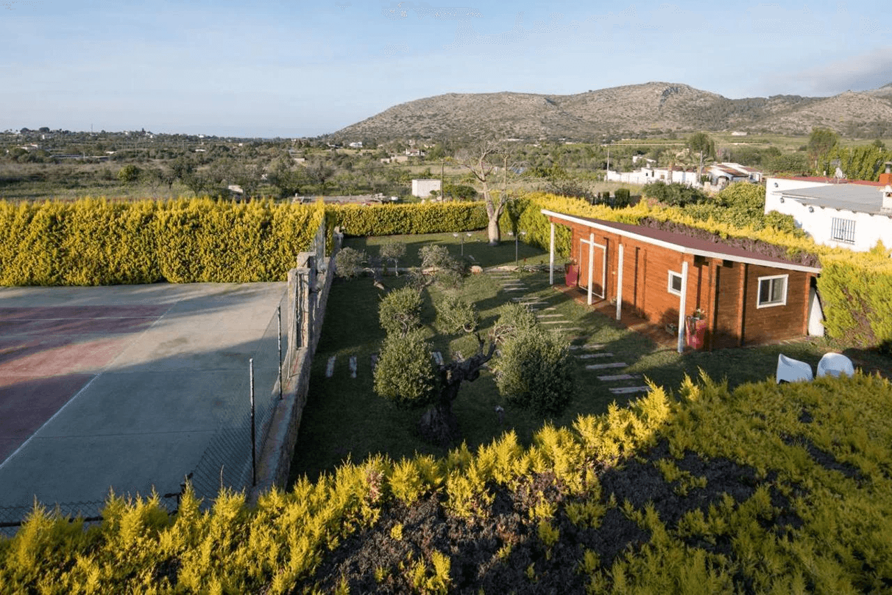 Beautiful country-style chalet with large plot for sale in La Sella Golf Resort, Pedreguer, Costa Blanca.