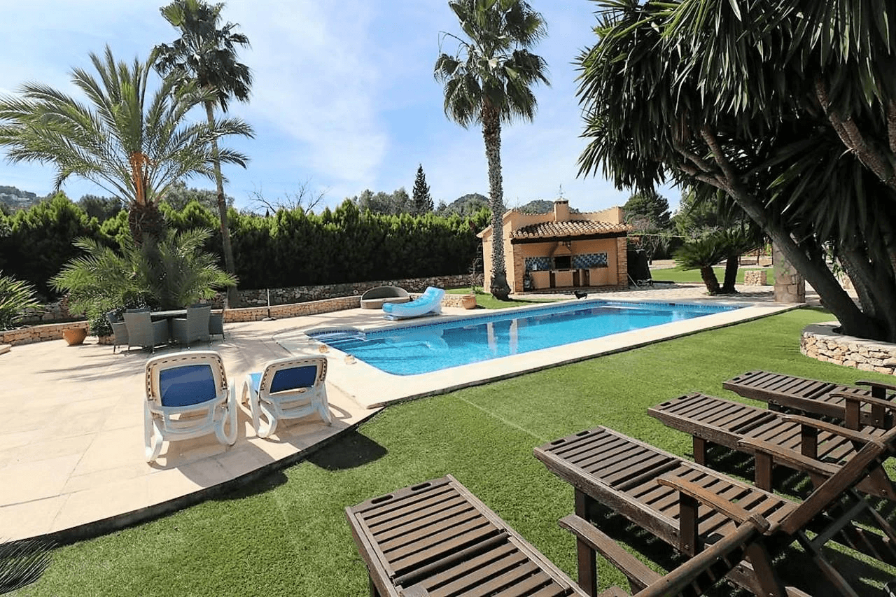 Beautiful country-style chalet with large plot for sale in La Sella Golf Resort, Pedreguer, Costa Blanca.
