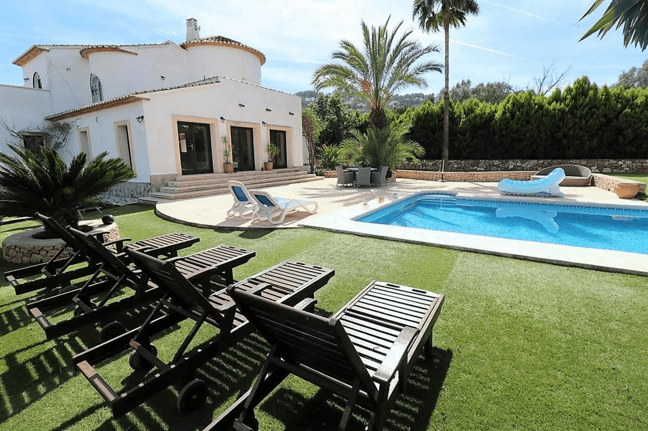 Beautiful country-style chalet with large plot for sale in La Sella Golf Resort, Pedreguer, Costa Blanca.