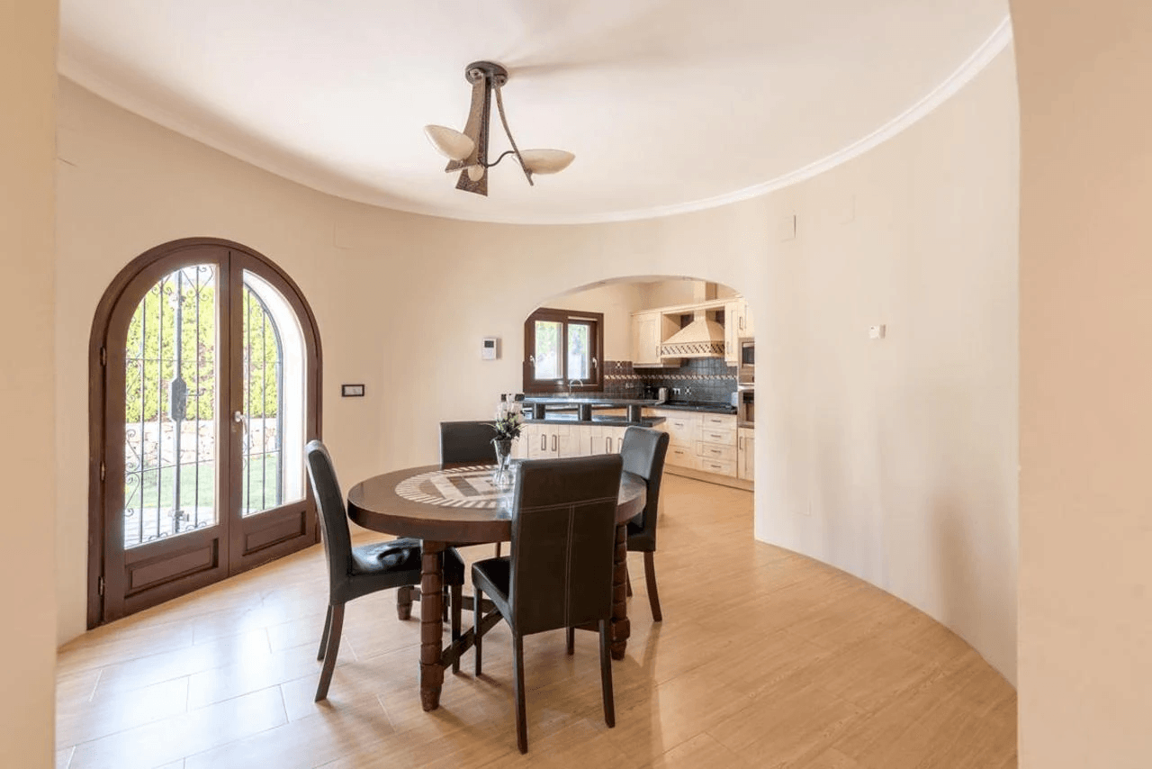 Beautiful country-style chalet with large plot for sale in La Sella Golf Resort, Pedreguer, Costa Blanca.