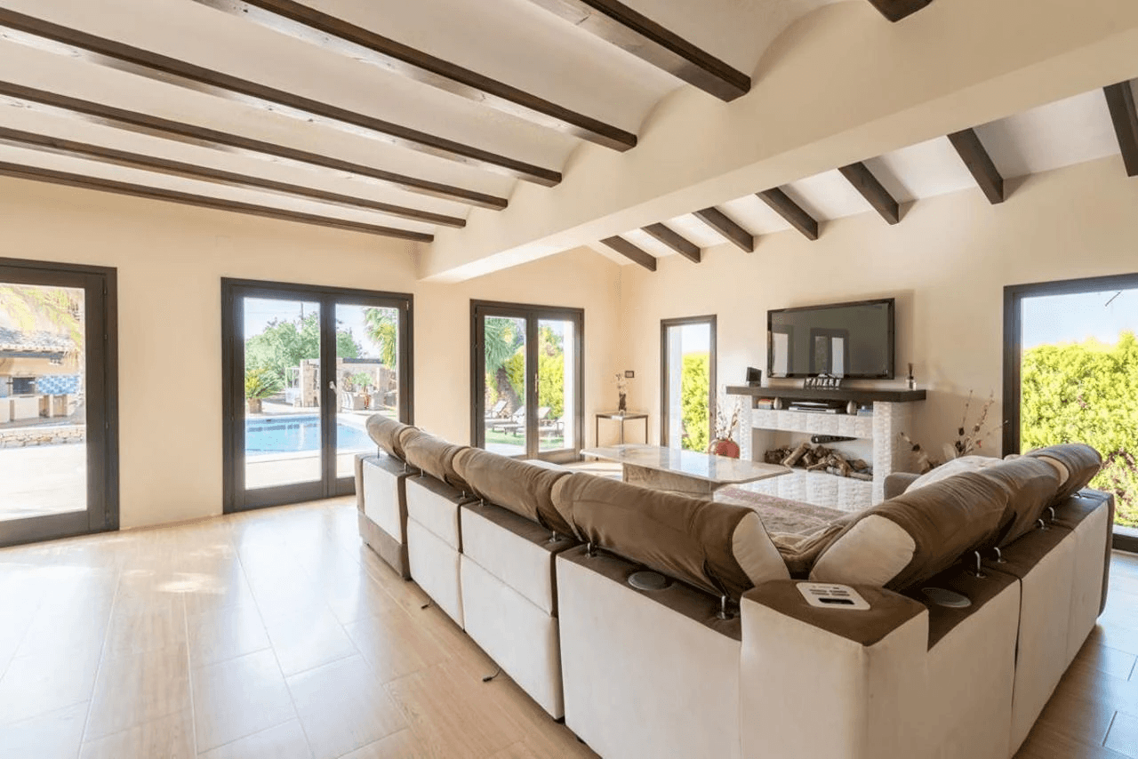 Beautiful country-style chalet with large plot for sale in La Sella Golf Resort, Pedreguer, Costa Blanca.