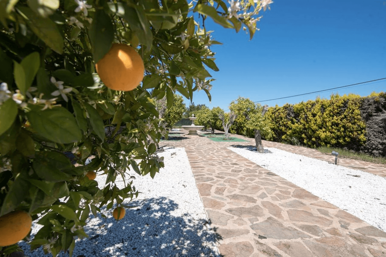 Beautiful country-style chalet with large plot for sale in La Sella Golf Resort, Pedreguer, Costa Blanca.