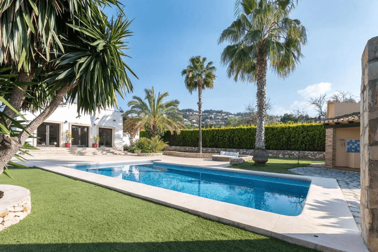 Beautiful country-style chalet with large plot for sale in La Sella Golf Resort, Pedreguer, Costa Blanca.