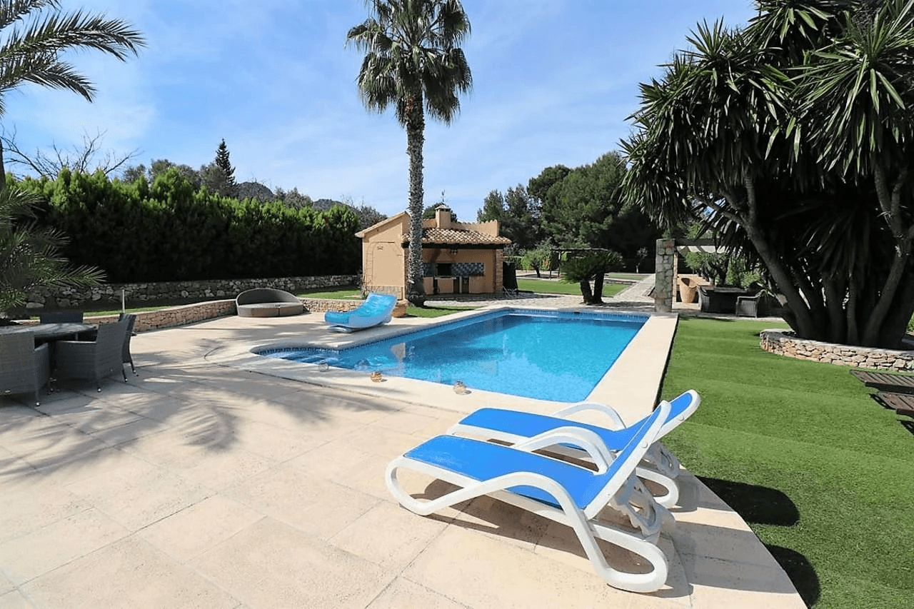 Beautiful country-style chalet with large plot for sale in La Sella Golf Resort, Pedreguer, Costa Blanca.