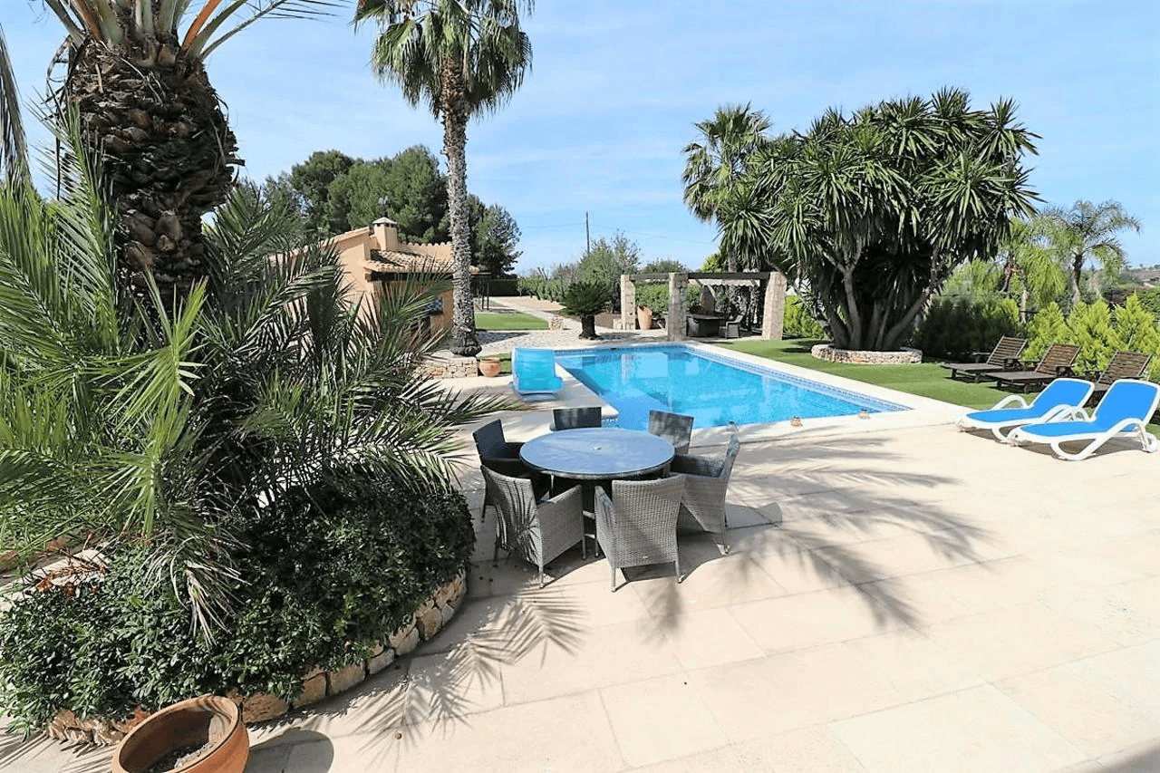 Beautiful country-style chalet with large plot for sale in La Sella Golf Resort, Pedreguer, Costa Blanca.