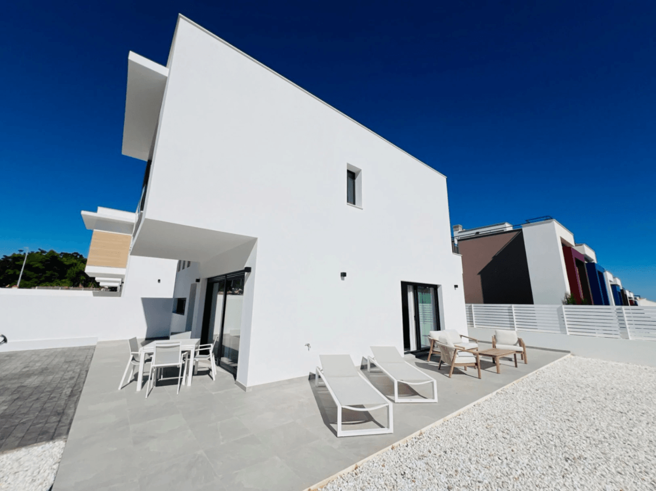 Villas contemporáneas de reciente construcción a poca distancia de todas las amendiades se venden en Denia, Costa Blanca