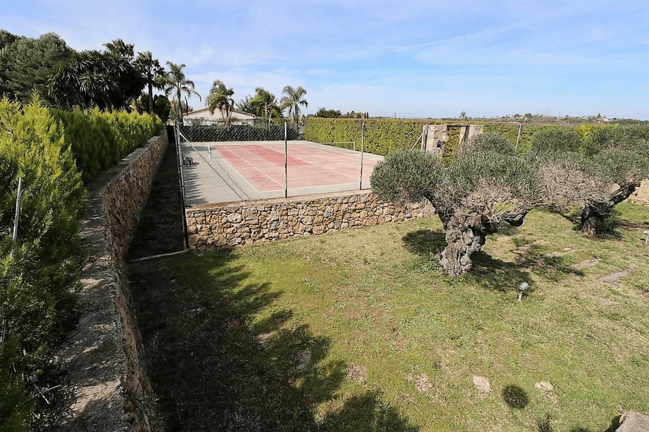Beautiful country-style chalet with large plot for sale in La Sella Golf Resort, Pedreguer, Costa Blanca.
