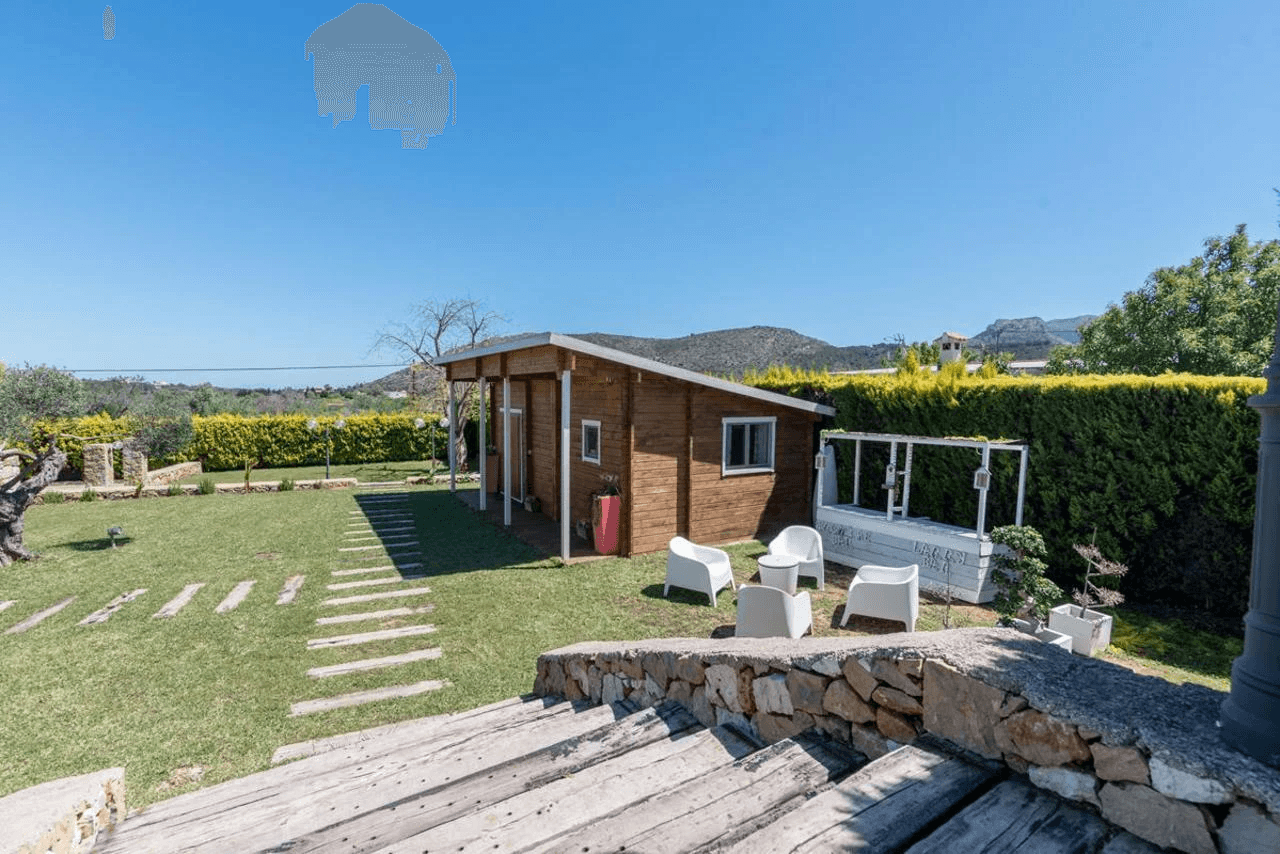 Beautiful country-style chalet with large plot for sale in La Sella Golf Resort, Pedreguer, Costa Blanca.