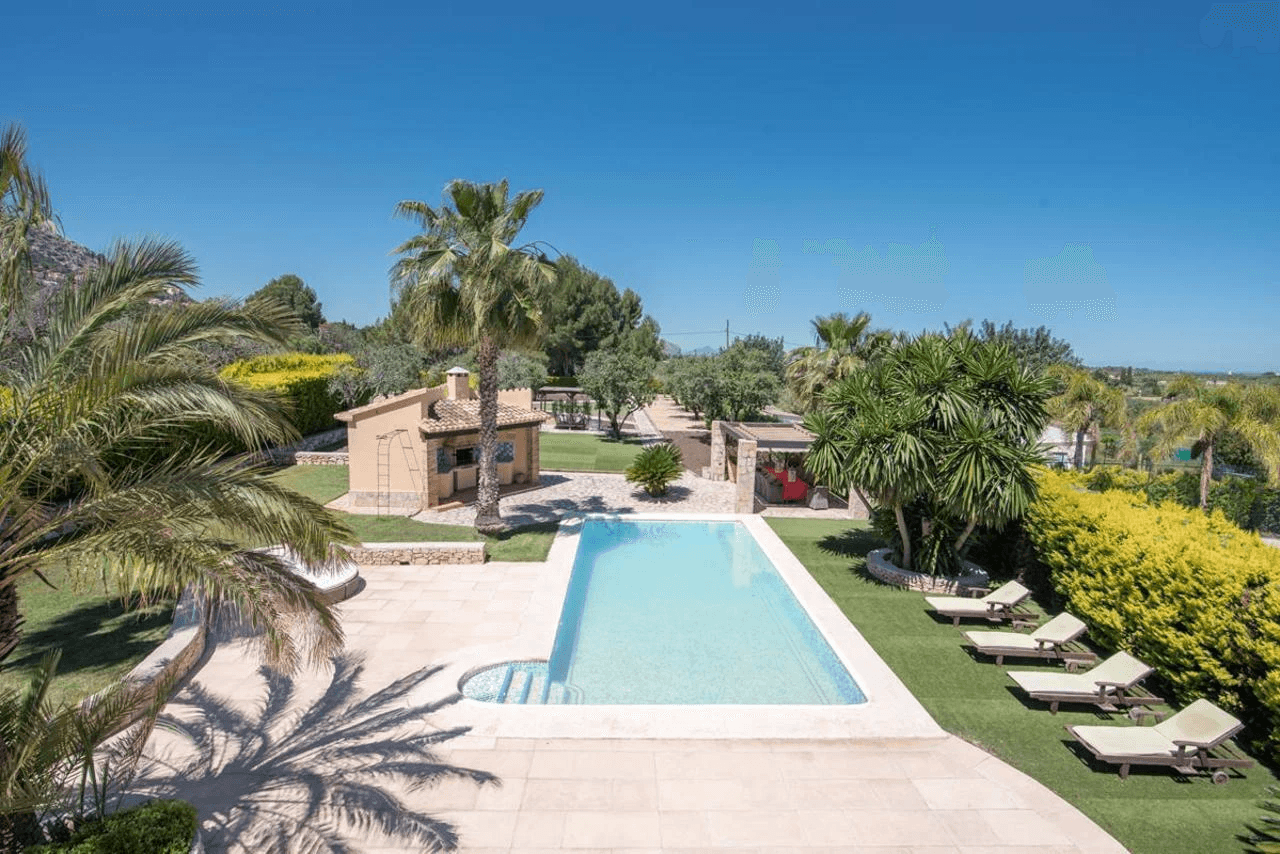 Beautiful country-style chalet with large plot for sale in La Sella Golf Resort, Pedreguer, Costa Blanca.