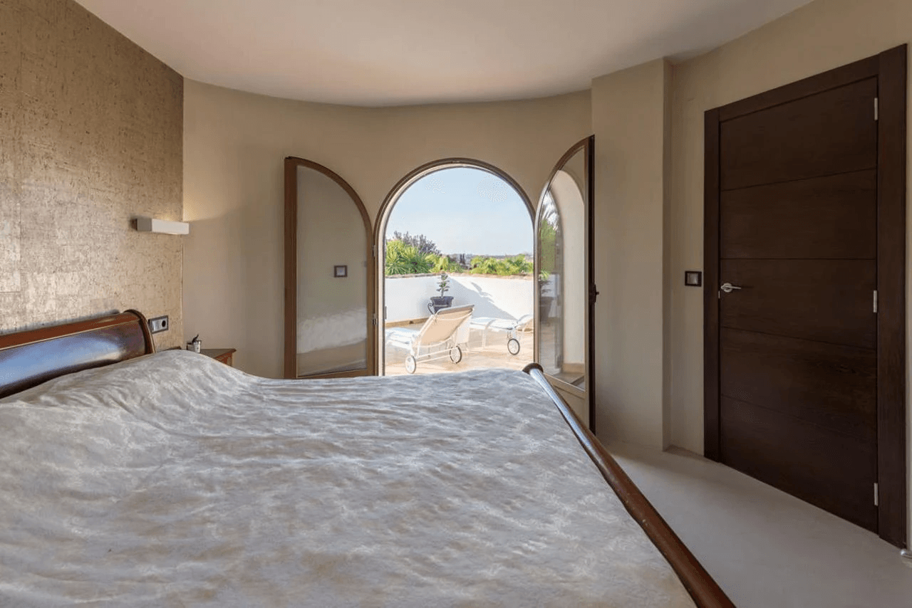 Beautiful country-style chalet with large plot for sale in La Sella Golf Resort, Pedreguer, Costa Blanca.