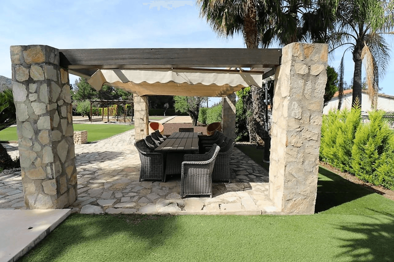 Beautiful country-style chalet with large plot for sale in La Sella Golf Resort, Pedreguer, Costa Blanca.