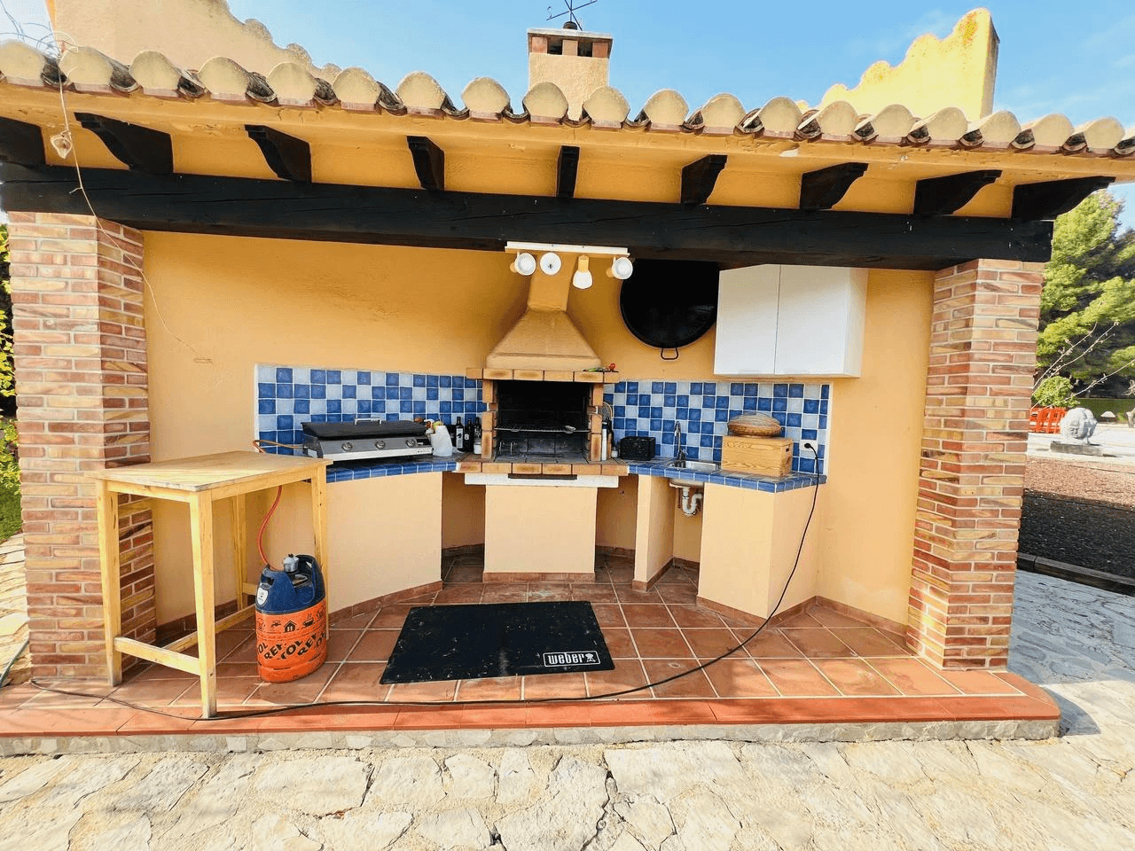 Beautiful country-style chalet with large plot for sale in La Sella Golf Resort, Pedreguer, Costa Blanca.
