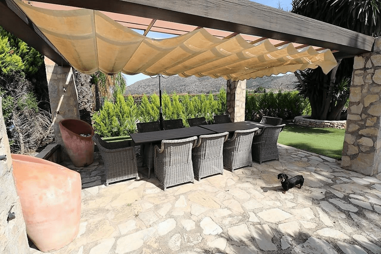 Beautiful country-style chalet with large plot for sale in La Sella Golf Resort, Pedreguer, Costa Blanca.