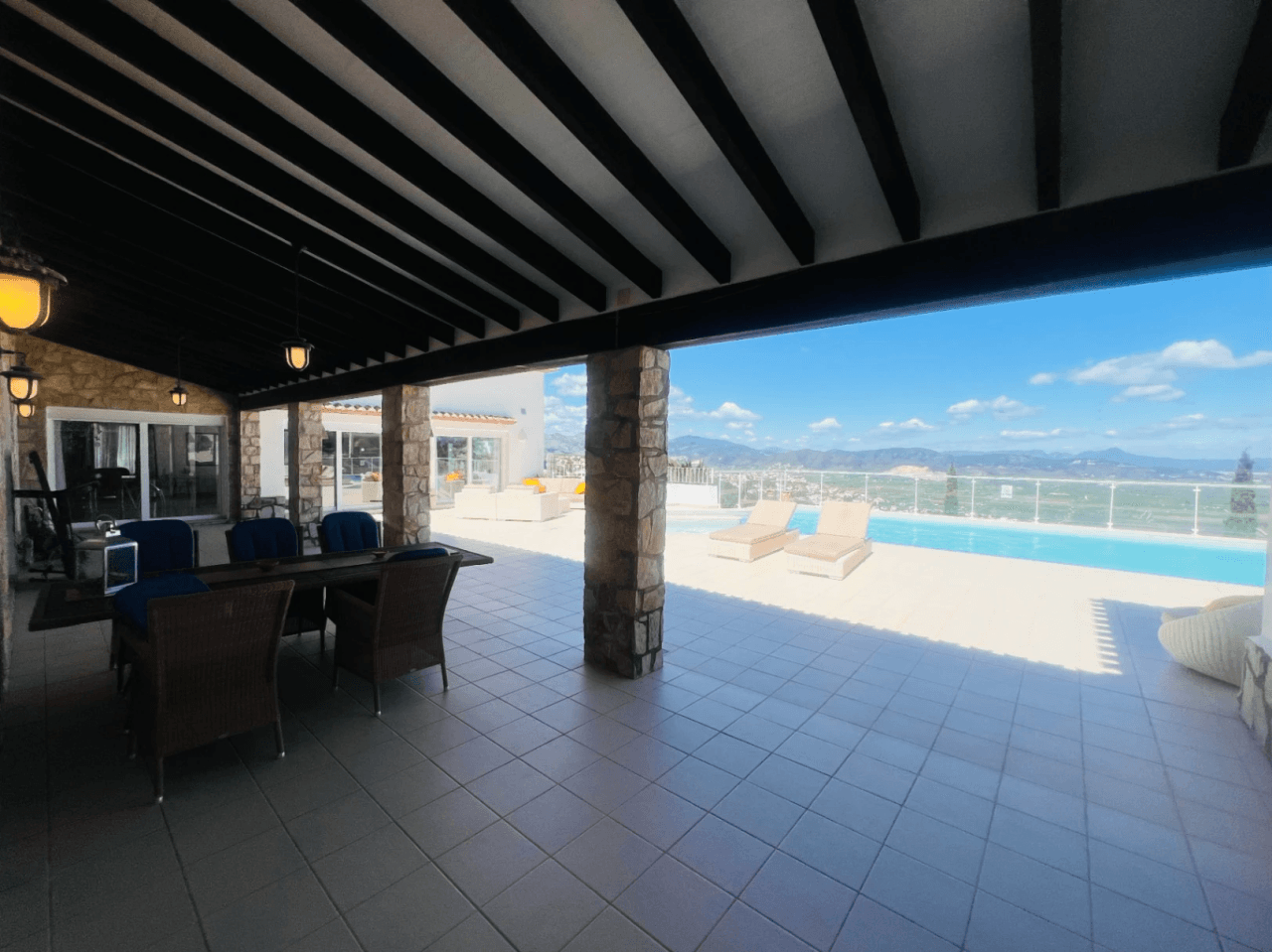 Ruime villa op één verdieping met uitzicht op de bergen en de zee in Monte Pego, Denia, Costa Blanca.