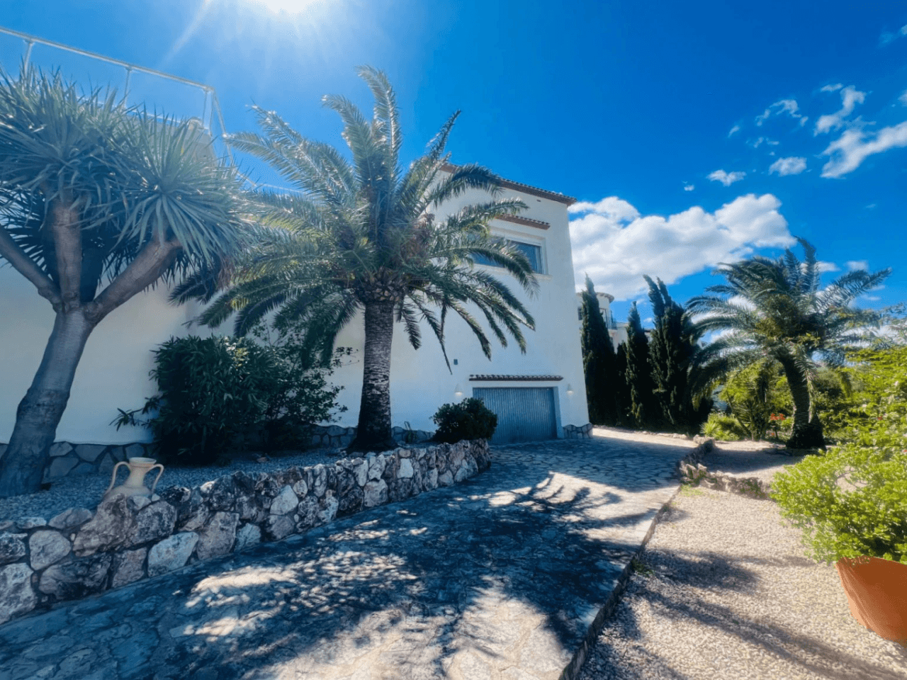 Ruime villa op één verdieping met uitzicht op de bergen en de zee in Monte Pego, Denia, Costa Blanca.