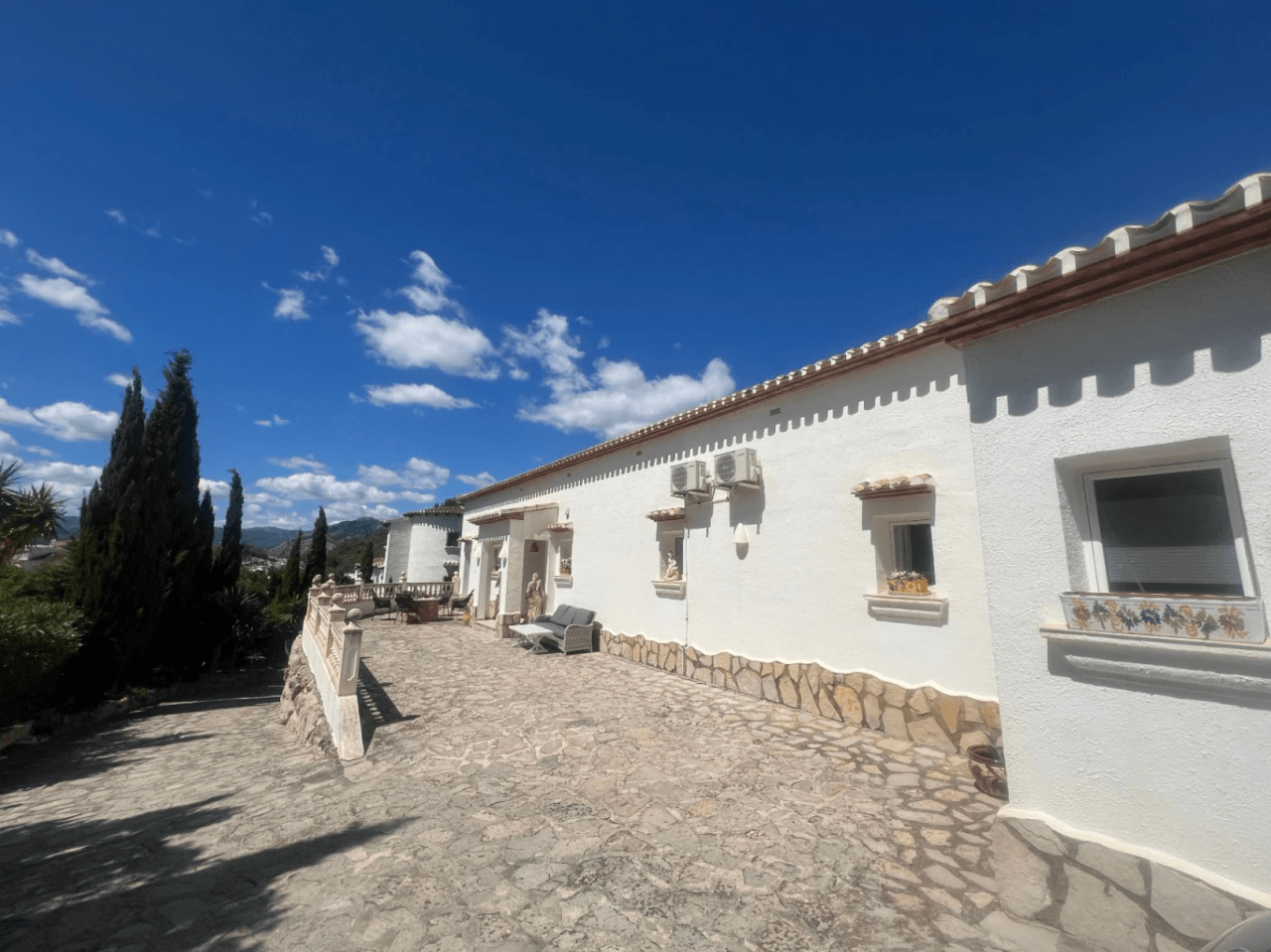 Ruime villa op één verdieping met uitzicht op de bergen en de zee in Monte Pego, Denia, Costa Blanca.