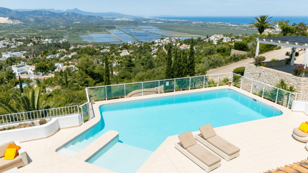 Villa espaciosa de una sola planta con vistas impresionantes a las montañas y al mar en Monte Pego, Denia, Costa Blanca