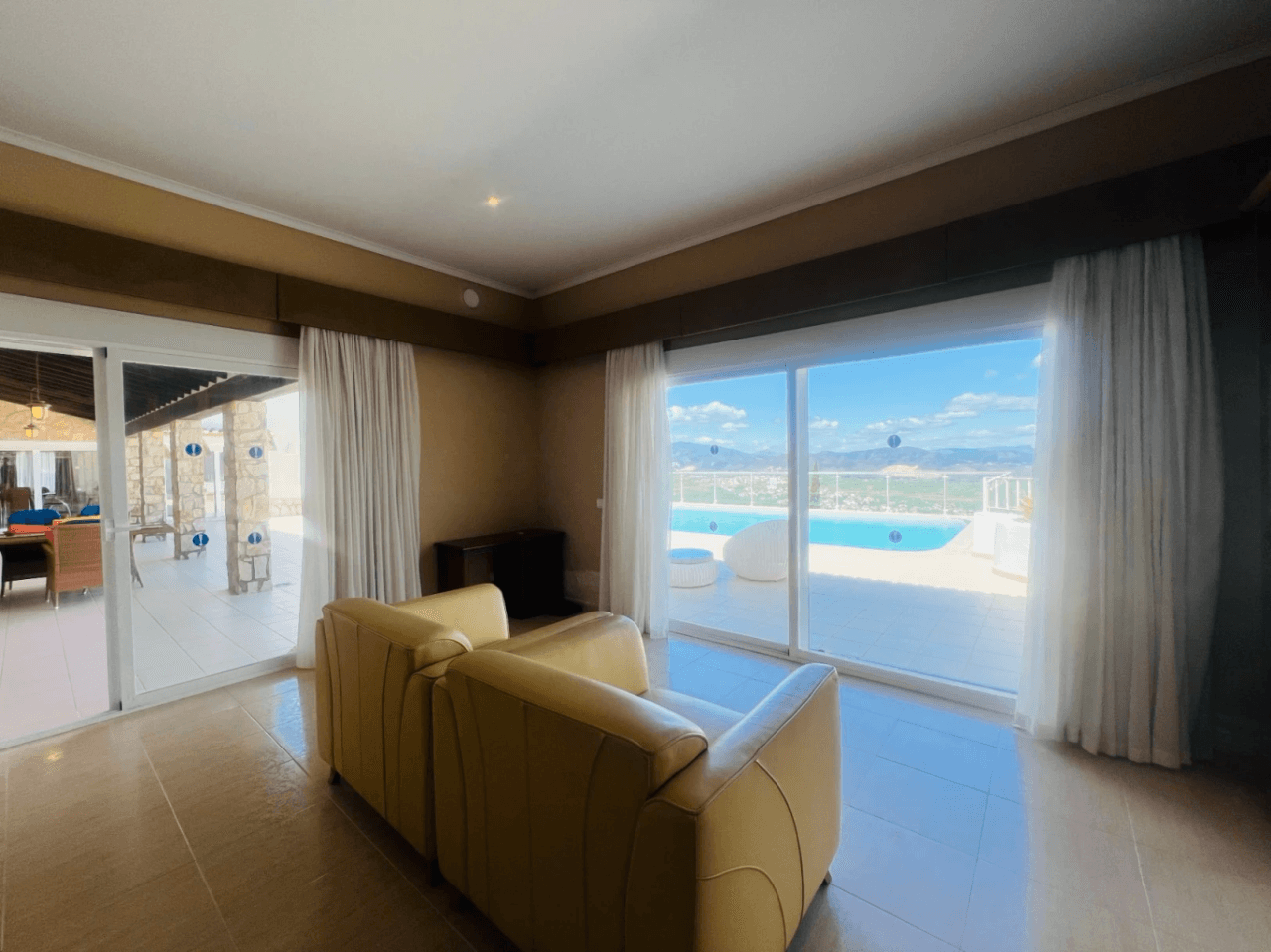 Ruime villa op één verdieping met uitzicht op de bergen en de zee in Monte Pego, Denia, Costa Blanca.