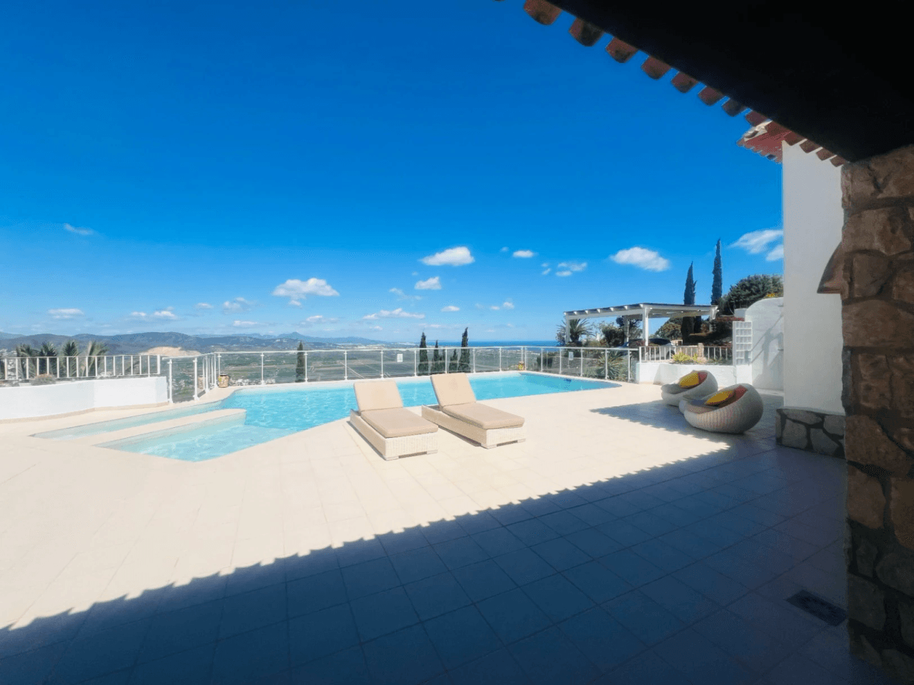 Ruime villa op één verdieping met uitzicht op de bergen en de zee in Monte Pego, Denia, Costa Blanca.