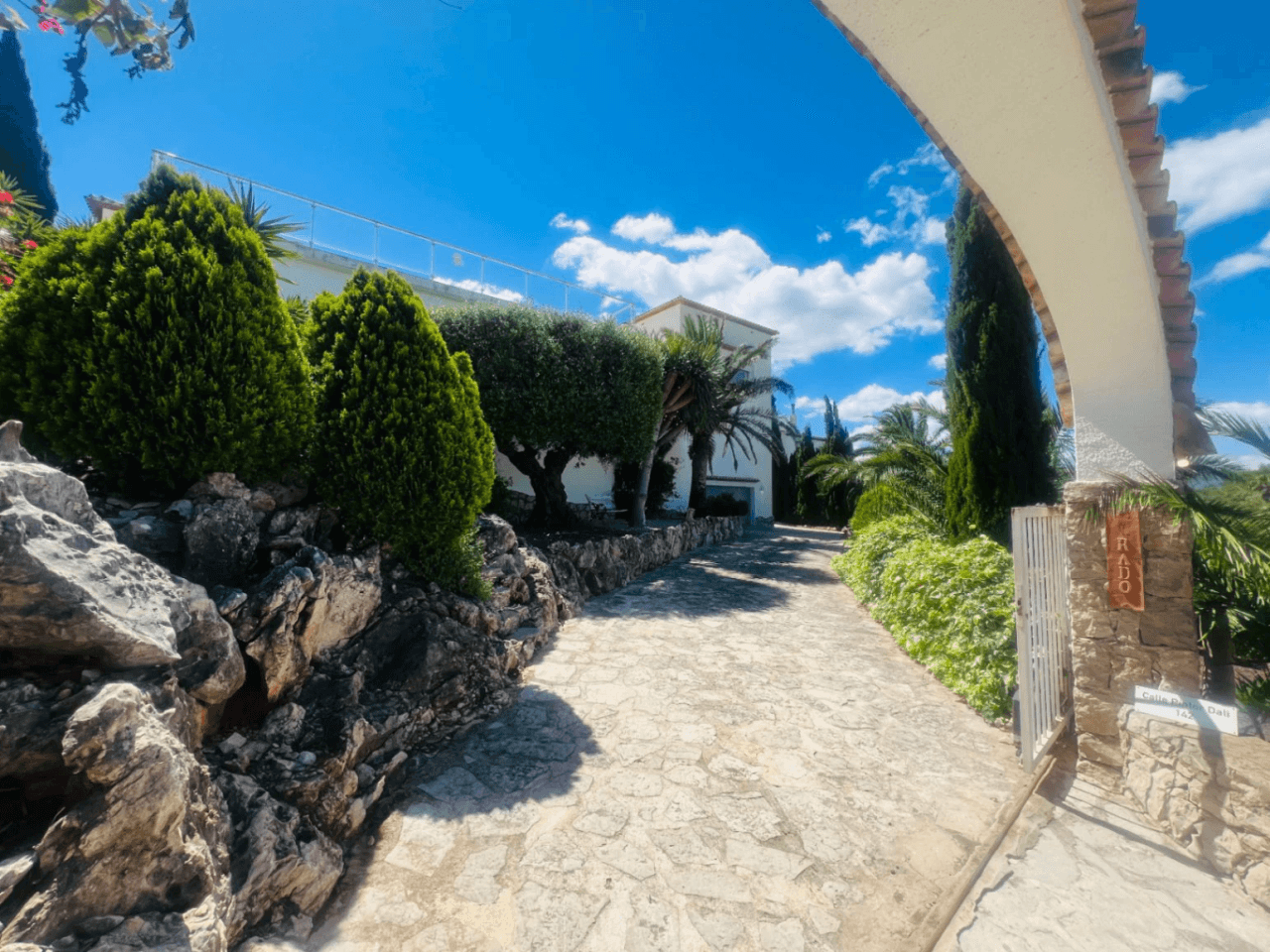 Ruime villa op één verdieping met uitzicht op de bergen en de zee in Monte Pego, Denia, Costa Blanca.