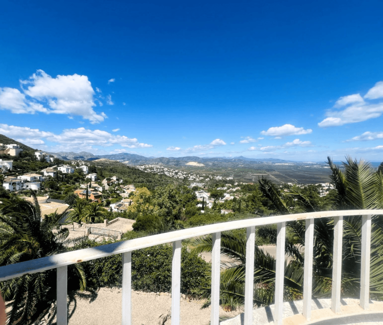Ruime villa op één verdieping met uitzicht op de bergen en de zee in Monte Pego, Denia, Costa Blanca.