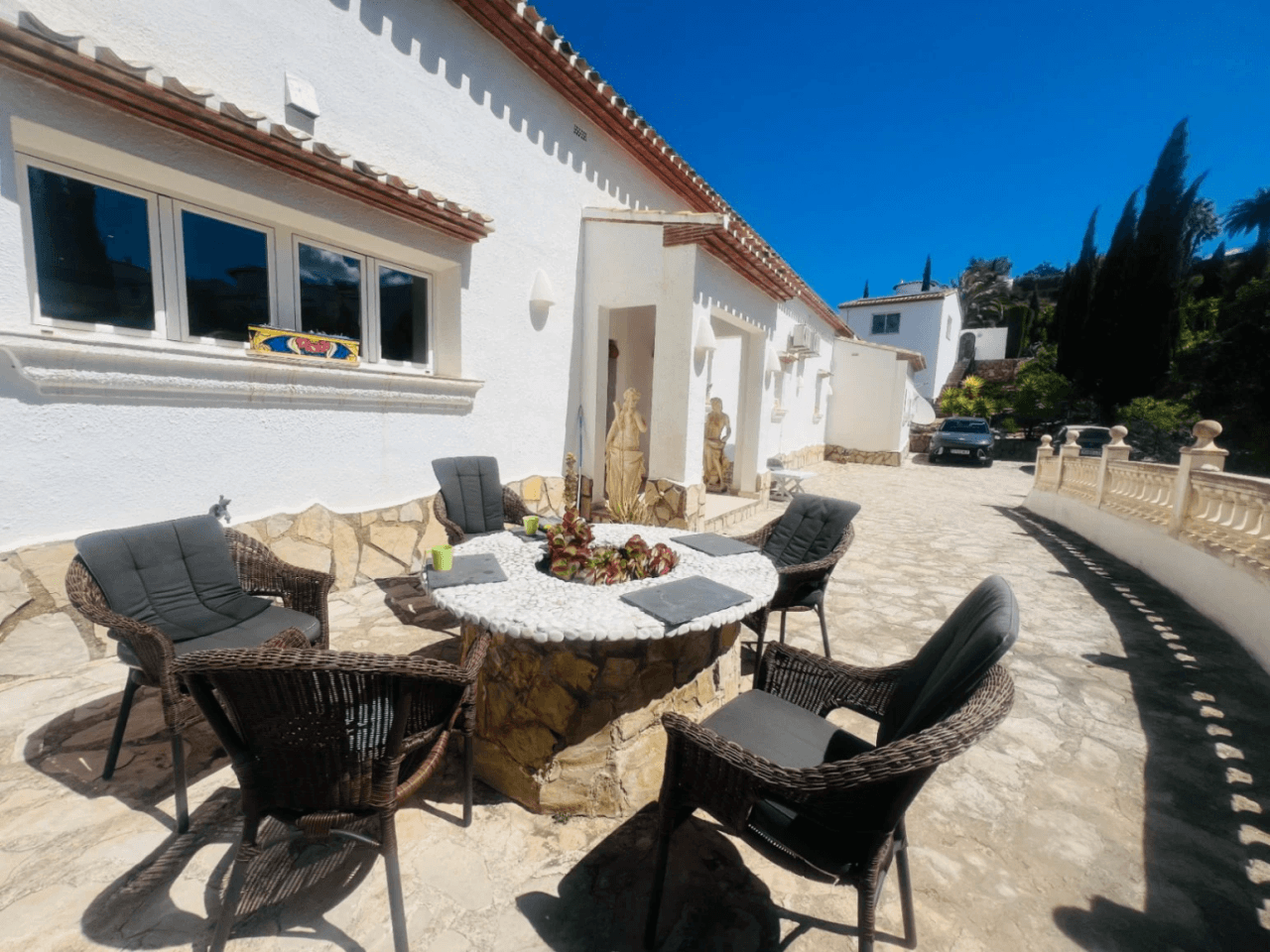 Ruime villa op één verdieping met uitzicht op de bergen en de zee in Monte Pego, Denia, Costa Blanca.