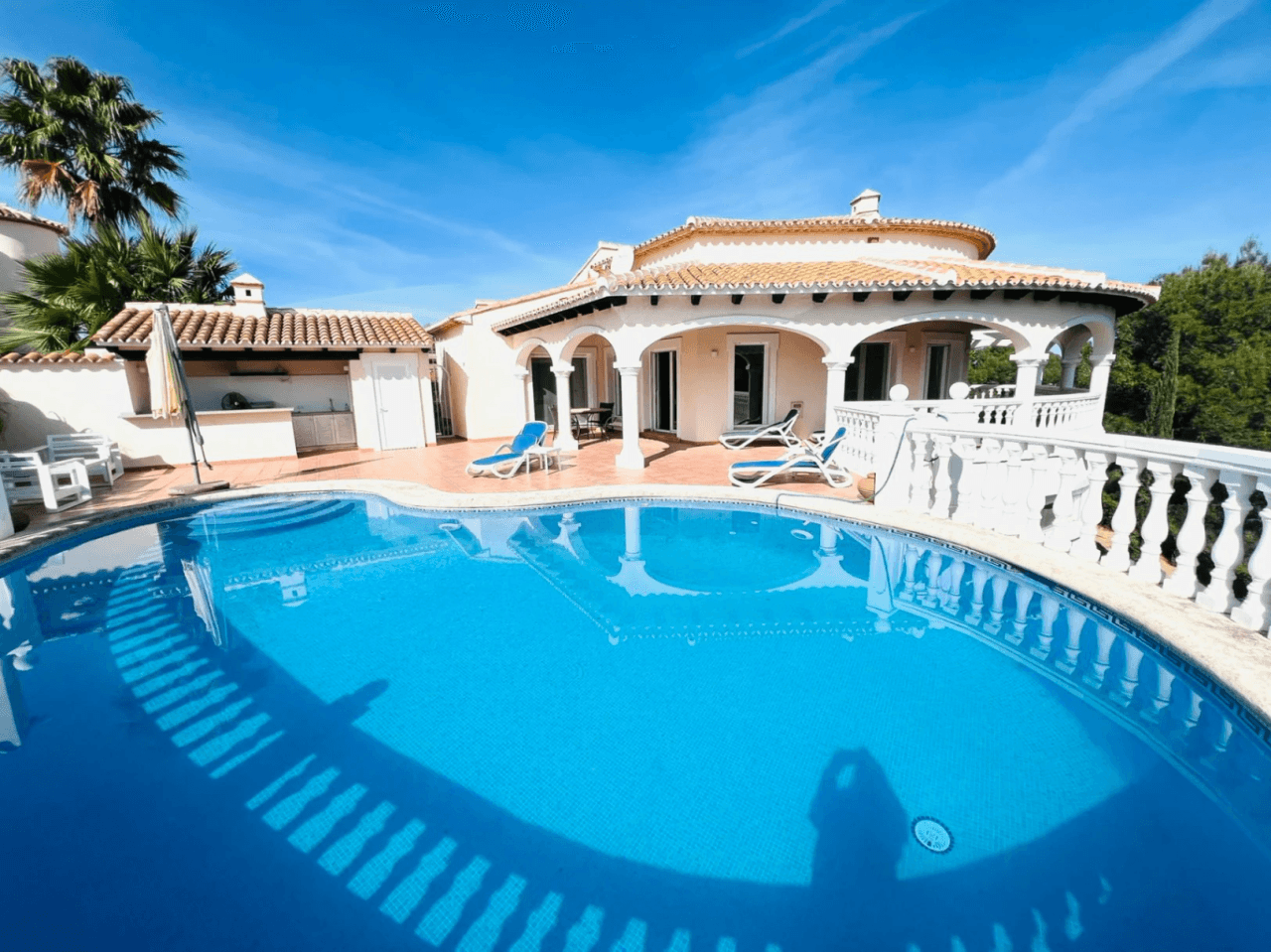 Excepcional villa de 6 dormitorios en La Sella – Una inversión versátil con vivienda 2 en 1 en venta en La Sella Golf Resort, Pedreguer, Costa Blanca