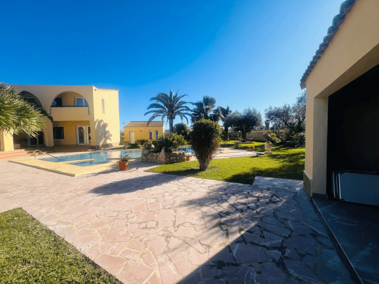 Ruime villa op een vlak, zonnig perceel naast de zee te koop in Els Poblets, Denia, Costa Blanca