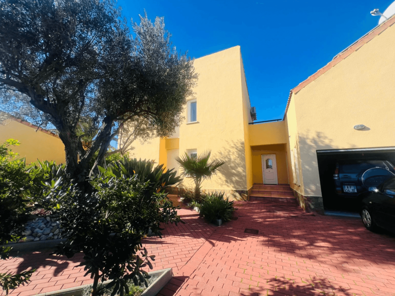 Ruime villa op een vlak, zonnig perceel naast de zee te koop in Els Poblets, Denia, Costa Blanca