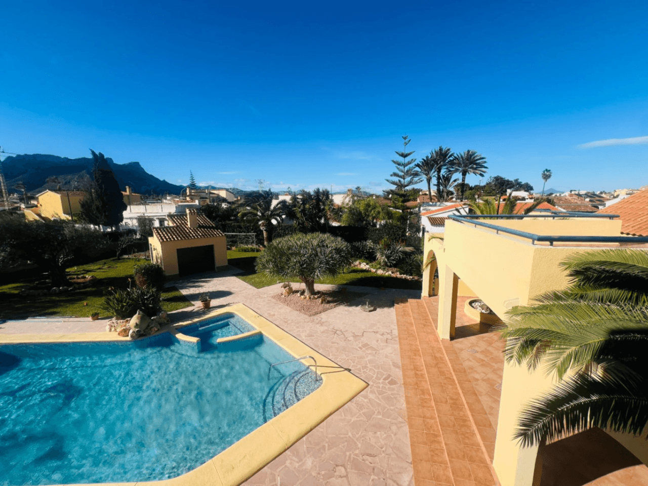 Ruime villa op een vlak, zonnig perceel naast de zee te koop in Els Poblets, Denia, Costa Blanca