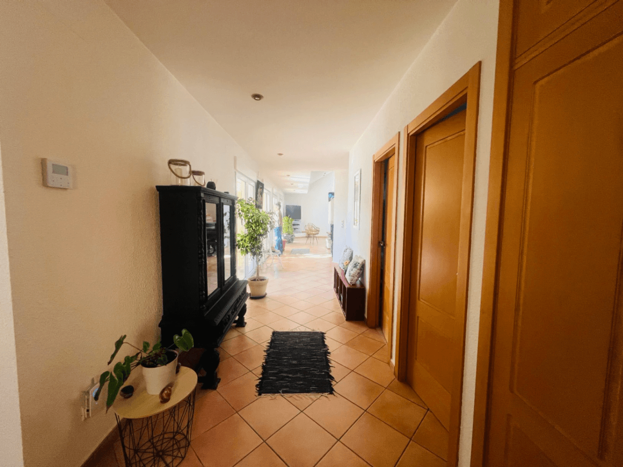Ruime villa op een vlak, zonnig perceel naast de zee te koop in Els Poblets, Denia, Costa Blanca