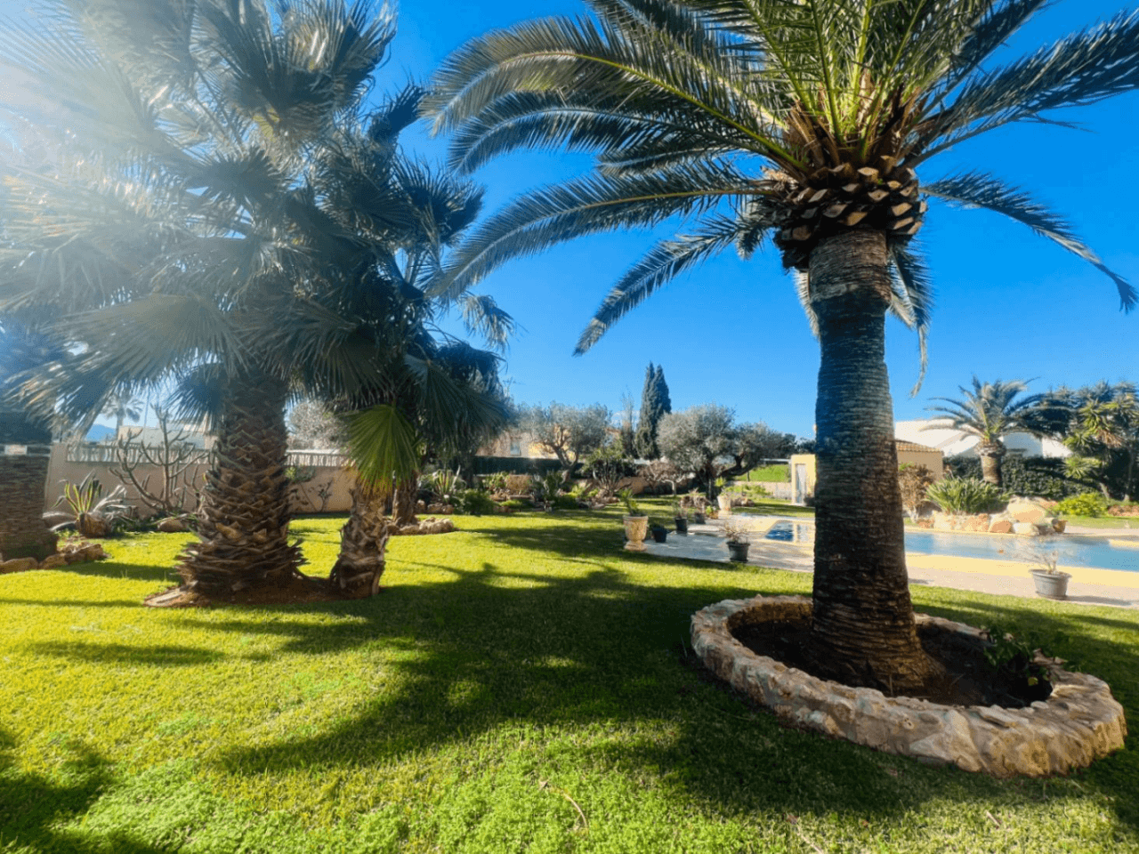 Ruime villa op een vlak, zonnig perceel naast de zee te koop in Els Poblets, Denia, Costa Blanca
