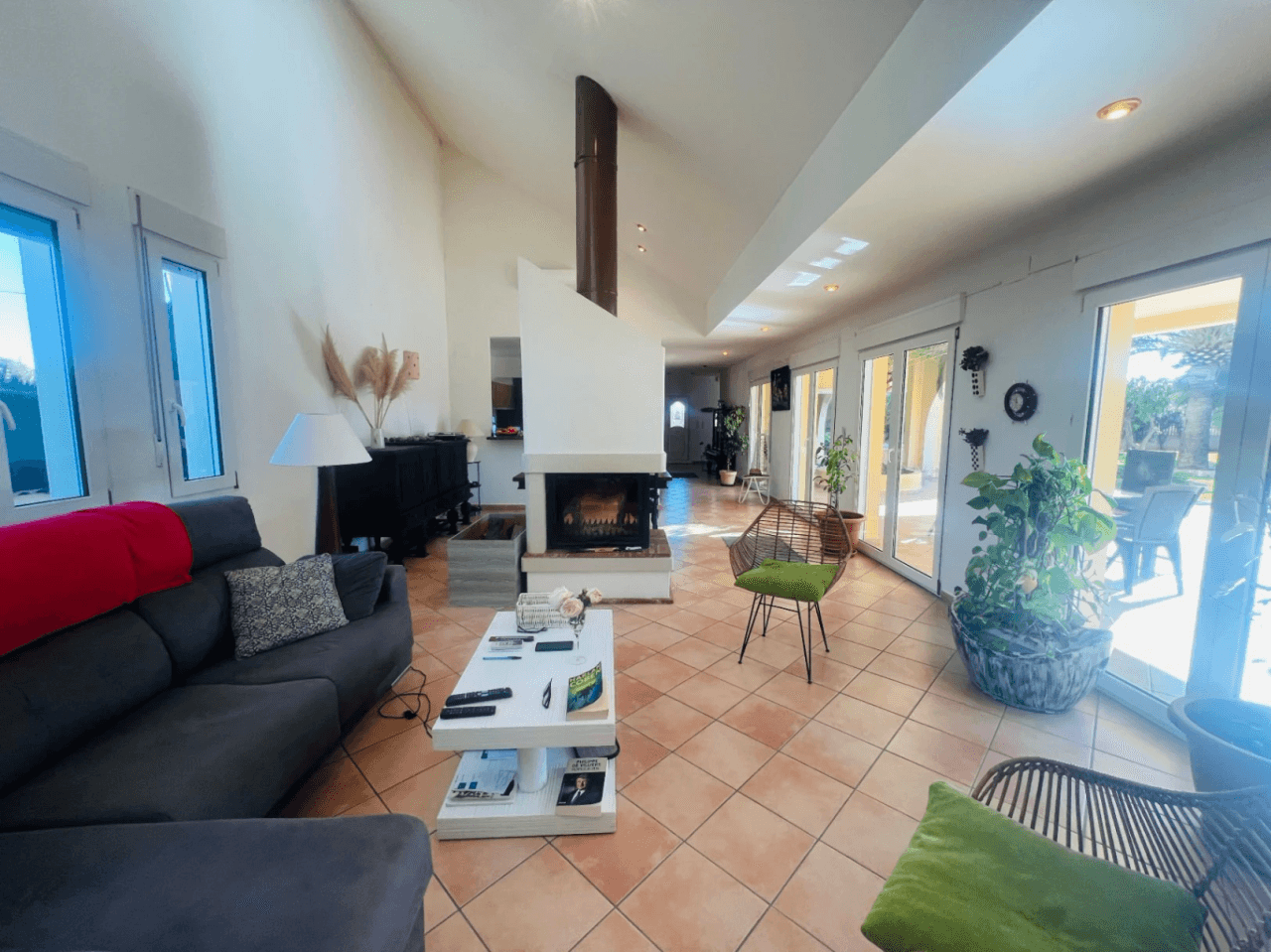 Ruime villa op een vlak, zonnig perceel naast de zee te koop in Els Poblets, Denia, Costa Blanca