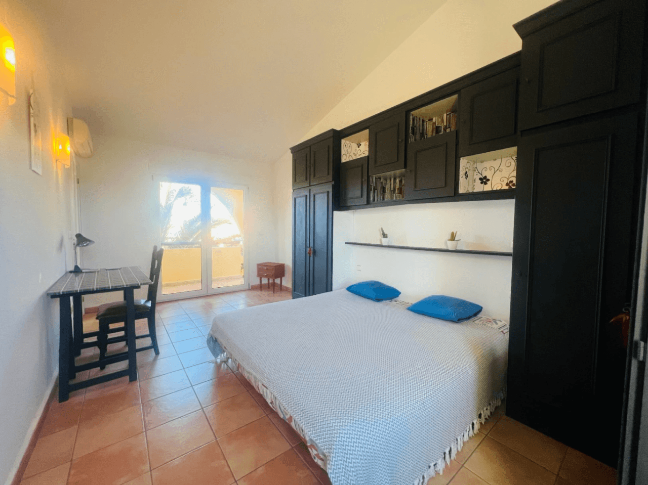 Ruime villa op een vlak, zonnig perceel naast de zee te koop in Els Poblets, Denia, Costa Blanca