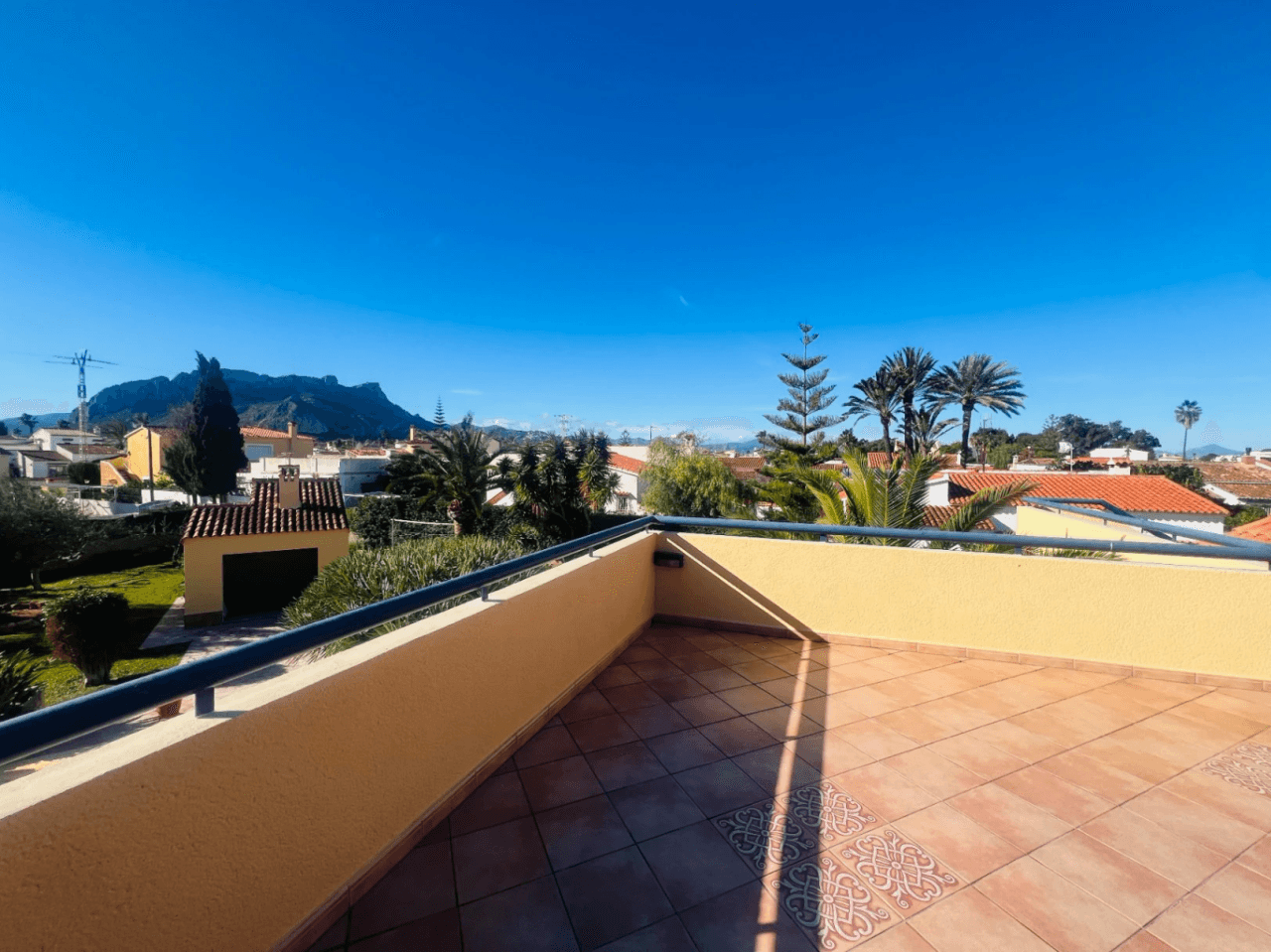 Ruime villa op een vlak, zonnig perceel naast de zee te koop in Els Poblets, Denia, Costa Blanca