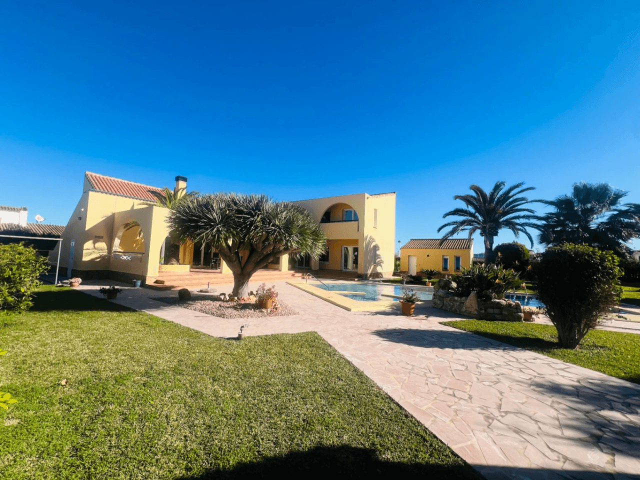 Ruime villa op een vlak, zonnig perceel naast de zee te koop in Els Poblets, Denia, Costa Blanca