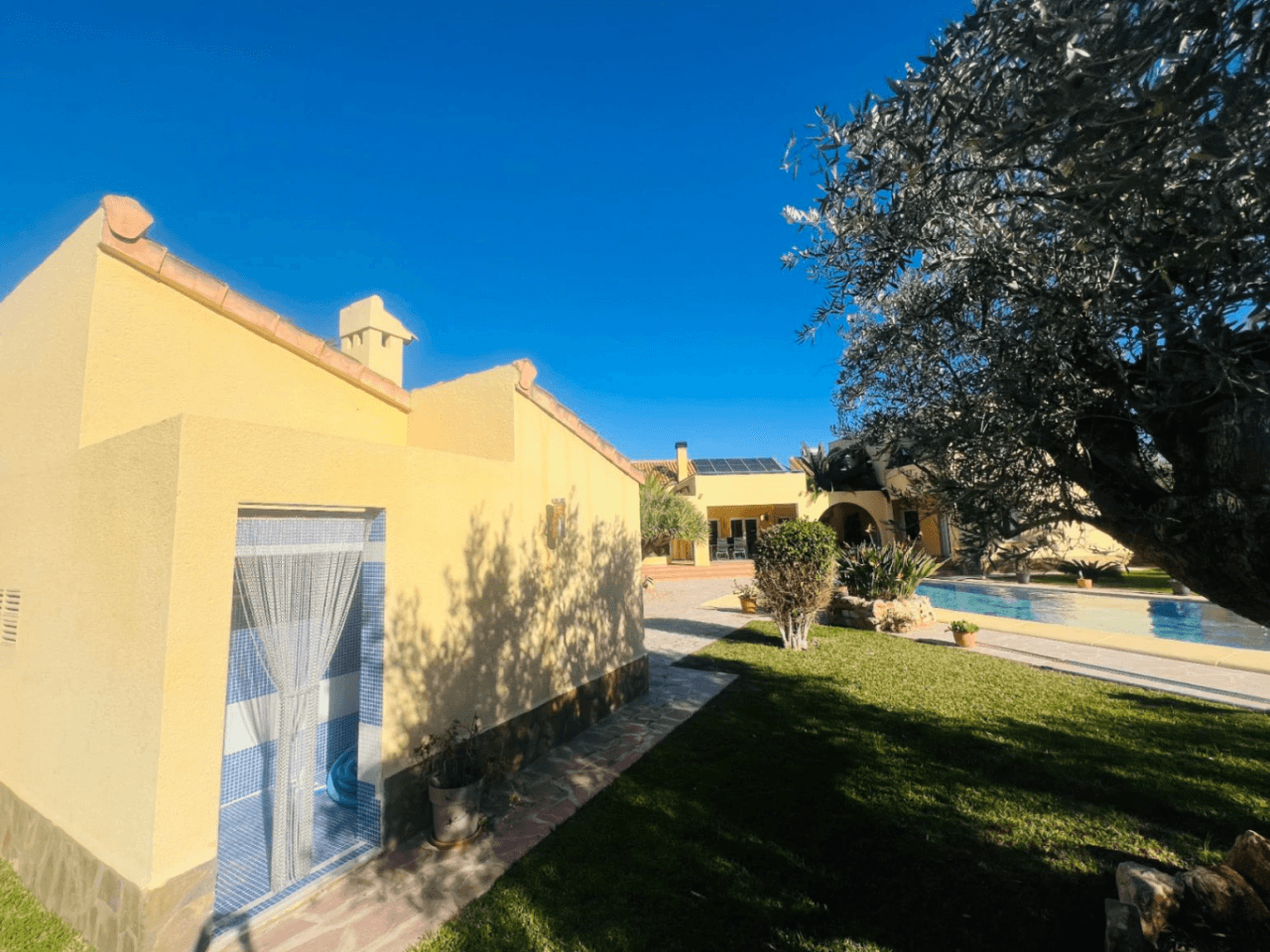 Ruime villa op een vlak, zonnig perceel naast de zee te koop in Els Poblets, Denia, Costa Blanca