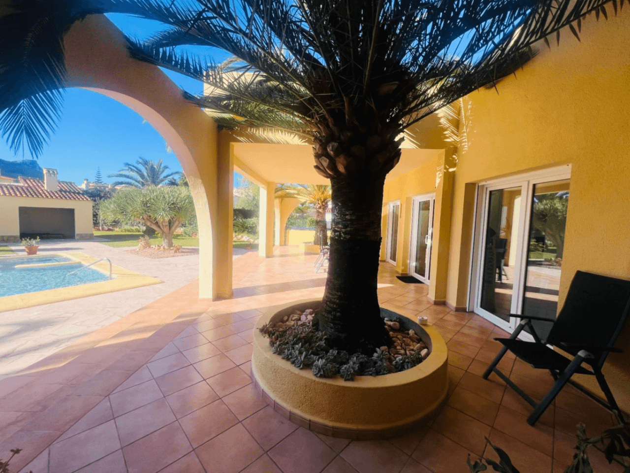 Ruime villa op een vlak, zonnig perceel naast de zee te koop in Els Poblets, Denia, Costa Blanca