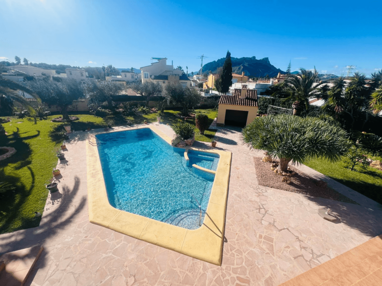 Ruime villa op een vlak, zonnig perceel naast de zee te koop in Els Poblets, Denia, Costa Blanca