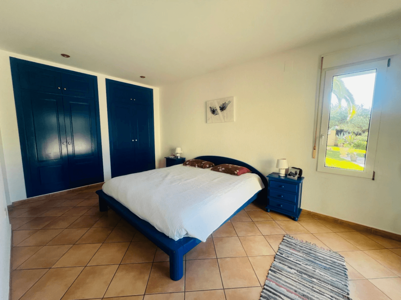 Ruime villa op een vlak, zonnig perceel naast de zee te koop in Els Poblets, Denia, Costa Blanca