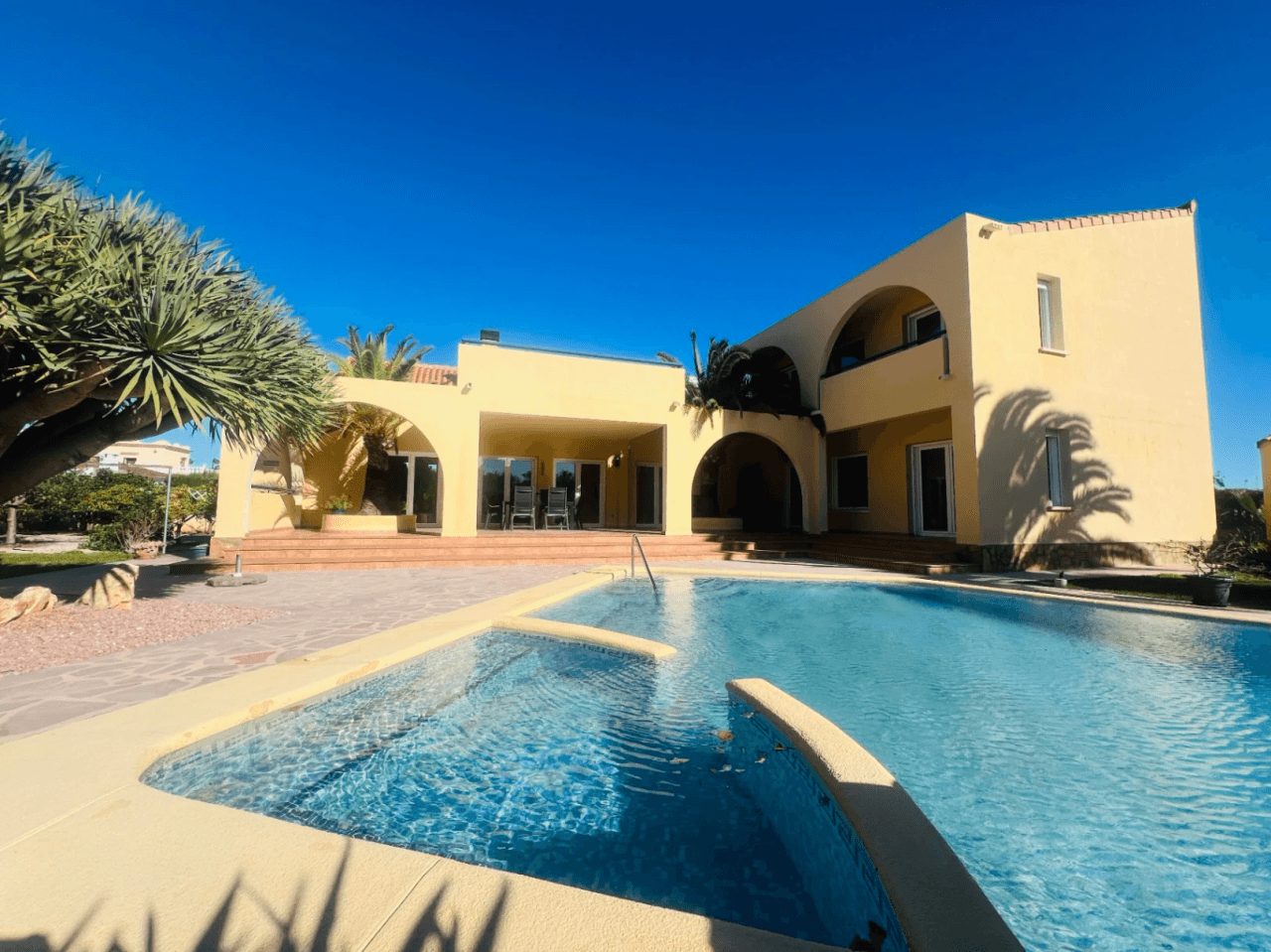 Amplia villa sobre una parcela llana y soleada se vende en Els Poblets, Denia, Costa Blanca