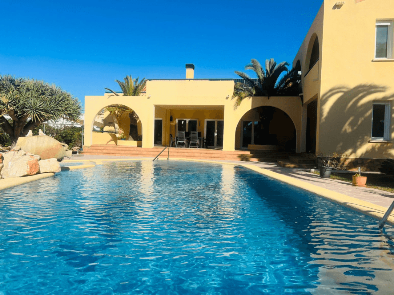 Ruime villa op een vlak, zonnig perceel naast de zee te koop in Els Poblets, Denia, Costa Blanca