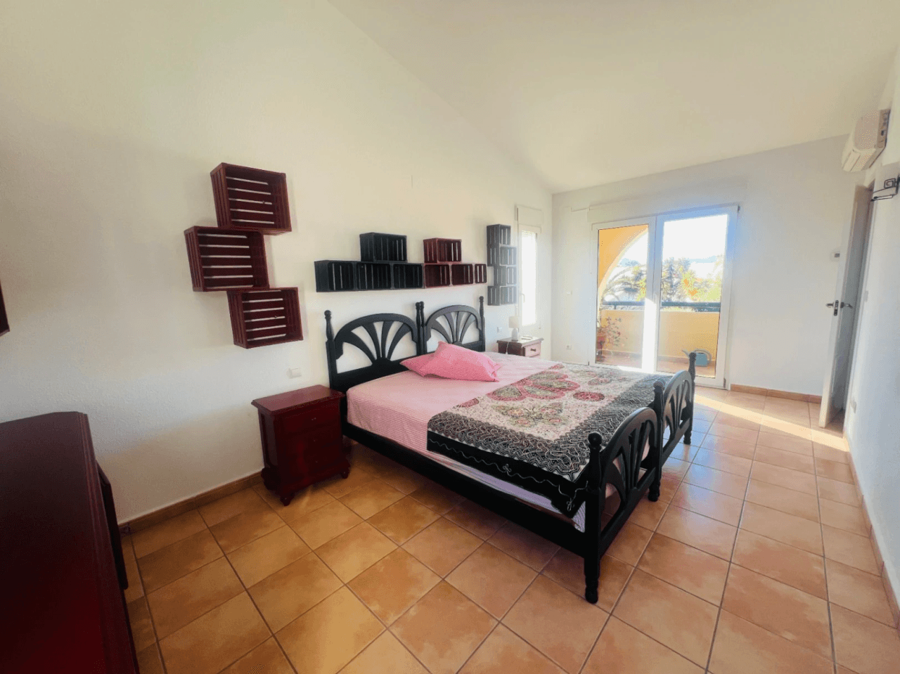 Ruime villa op een vlak, zonnig perceel naast de zee te koop in Els Poblets, Denia, Costa Blanca